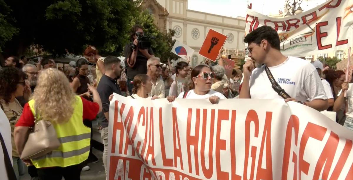 Cabecera de la manifestación por la vivienda en Cádiz.