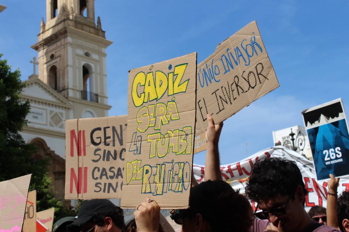 Carteles mostrados en la manifestación de Cádiz