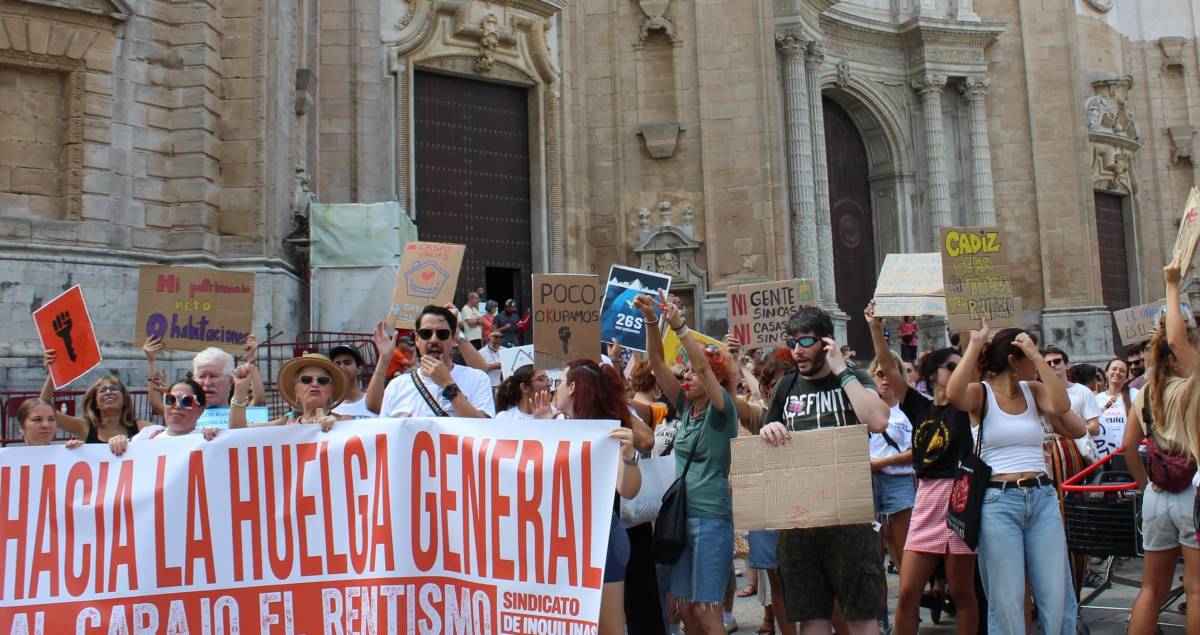 Manifestación por la vivienda en Cádiz, a su paso por Catedral. - Sindicato de Inquilinas