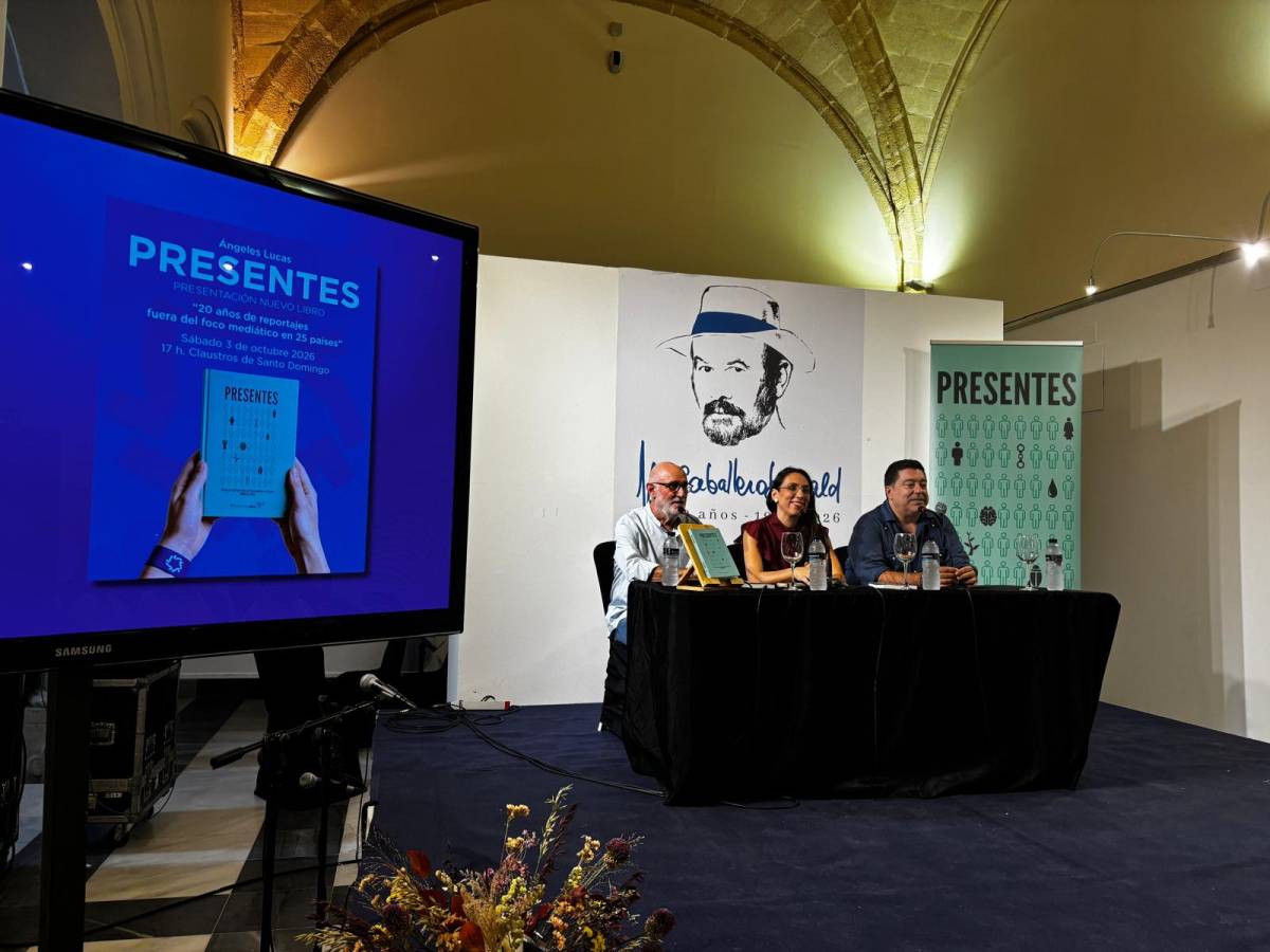 Ángeles Lucas presenta su libro en Jerez, acompañada por Antonio Aguayo y el presidente de la APJ, Javier Benítez.