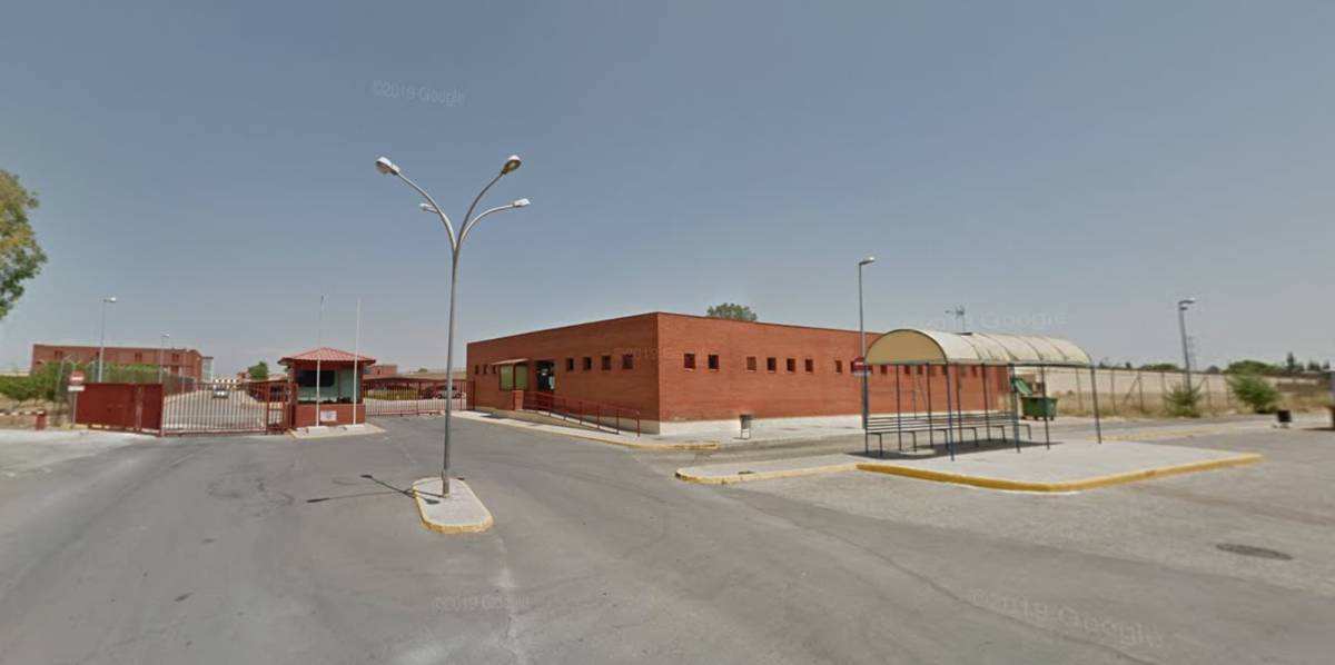 Un preso simula un intento de suicidio en Sevilla I y le da un puñetazo en el cuello al funcionario que entra a salvarlo