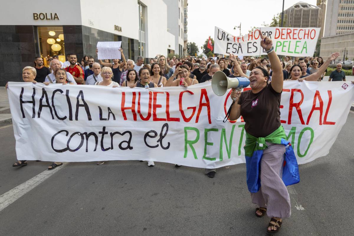 Un momento de la protesta por la vivienda en Málaga, este sábado. - Álvaro Cabrera/EFE