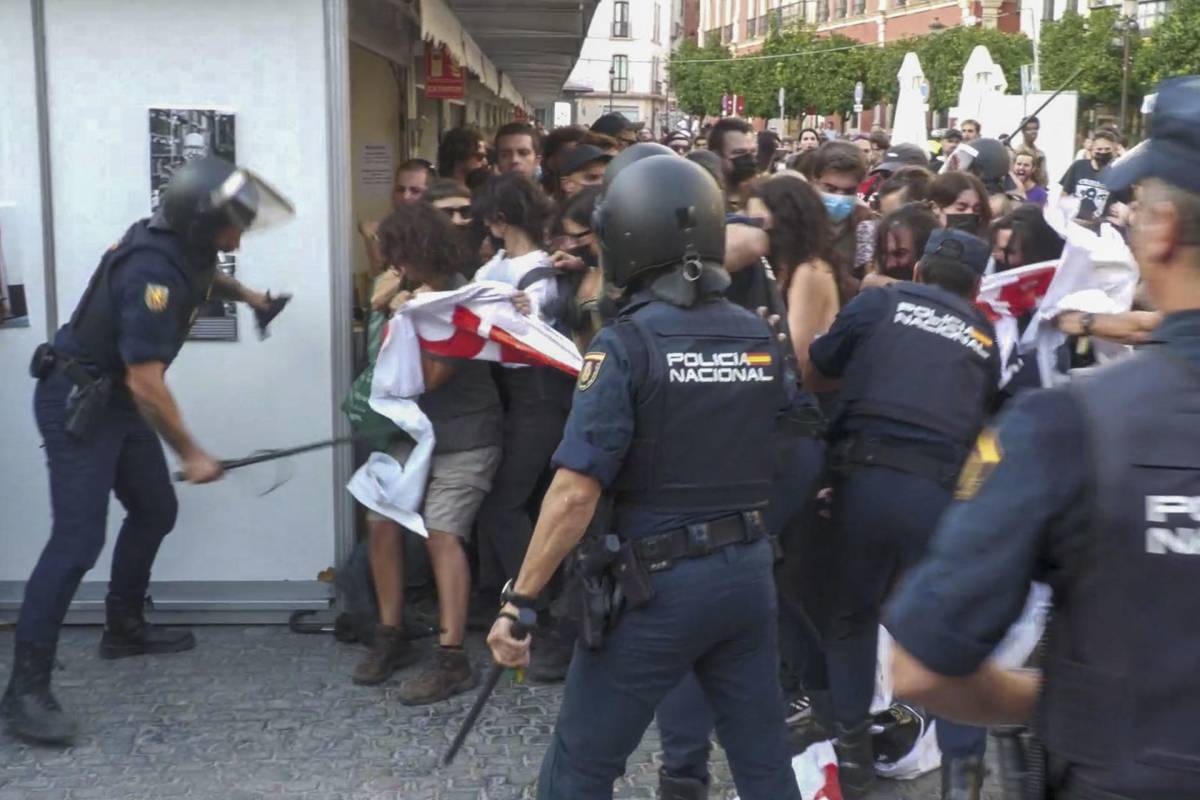 Cargas policiales y gas lacrimógeno en Sevilla para frenar el encuentro entre una protesta antifascista y Núcleo Nacional