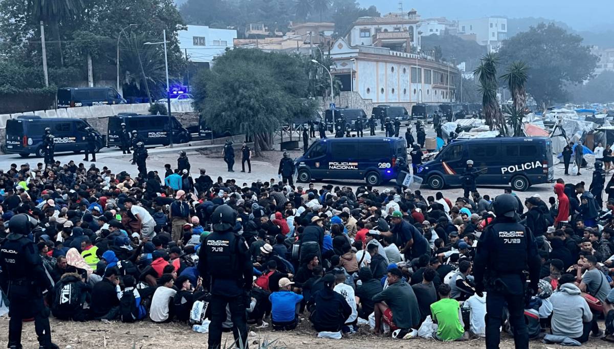 Ceuta inicia el desalojo de El Trampolín: unas 3.000 personas siguen sobre la arena