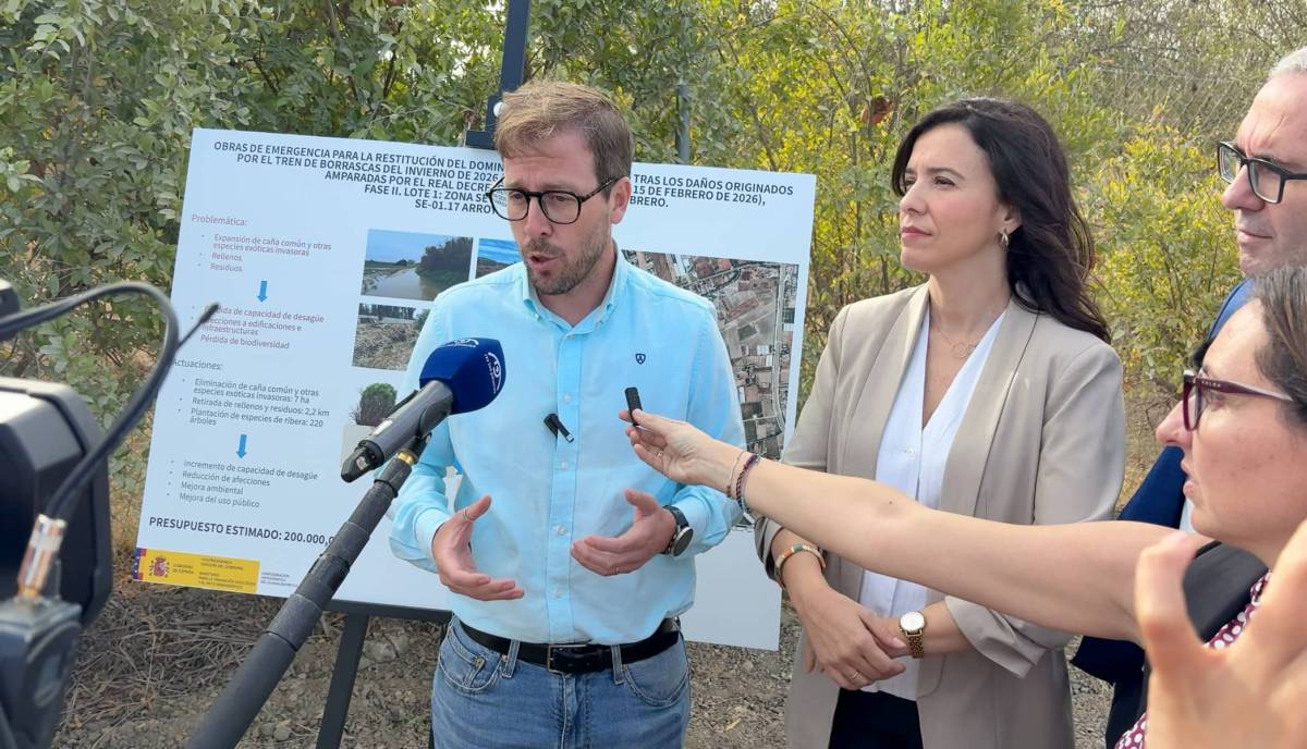 El subdelegado del Gobierno en Sevilla, Francisco Toscano, atendiendo a los medios - El subdelegado del Gobierno en Sevilla, Francisco Toscano, atendiendo a los medios