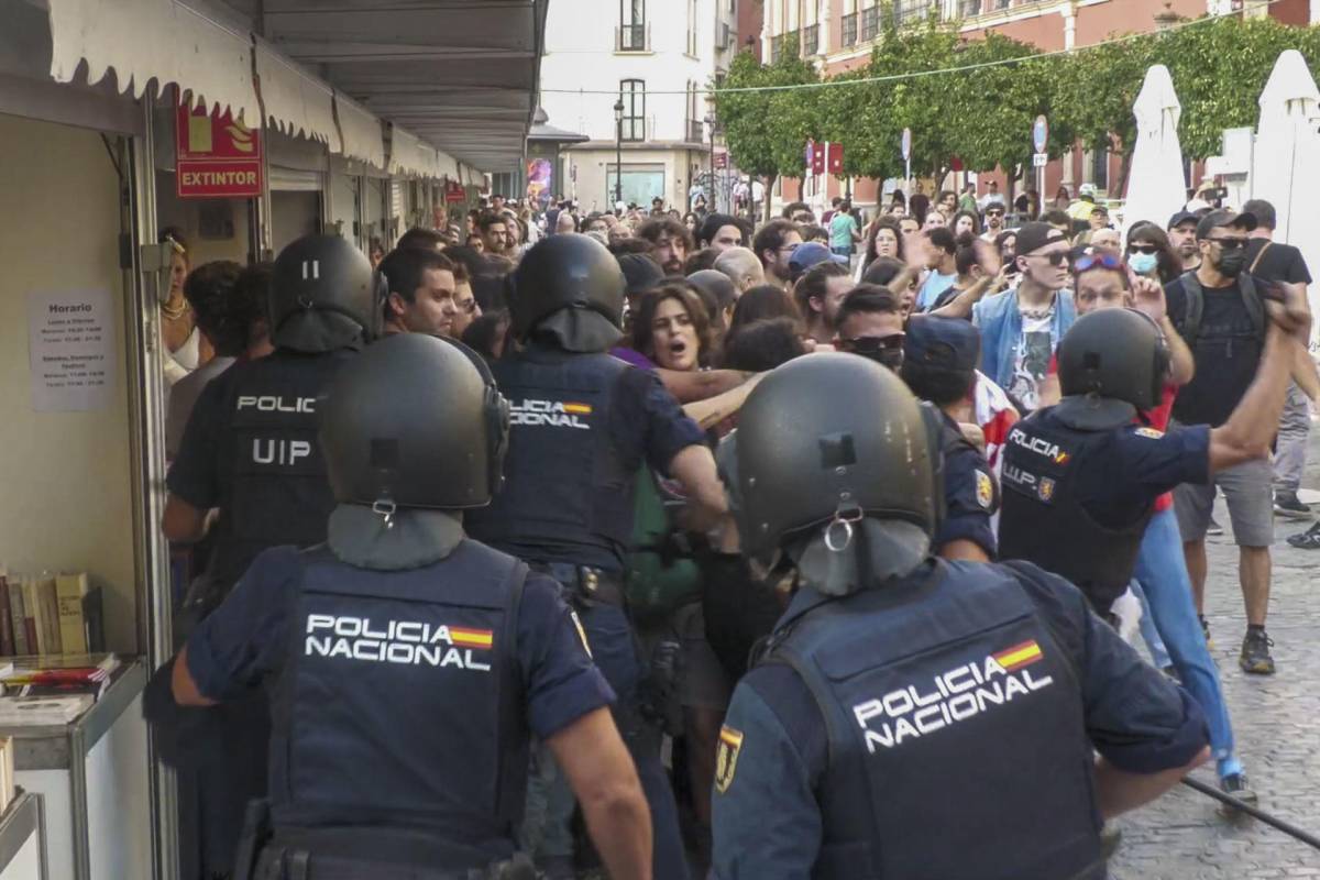 La Policía Nacional niega que realizara cargas en la protesta entre antifascitas y Núcleo Nacional en Sevilla: hay dos agentes heridos