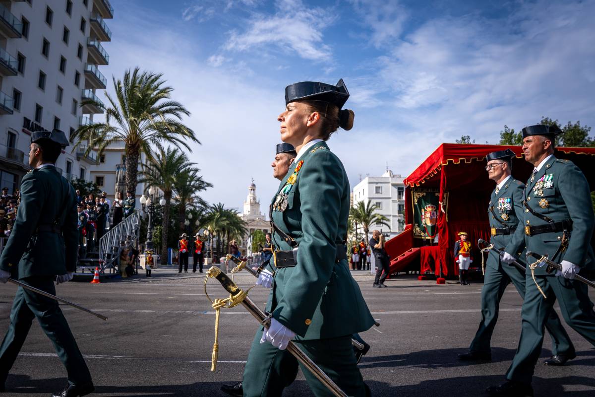 Cádiz rinde honores a la Guardia Civil: condecoraciones, memoria y desfile, en imágenes