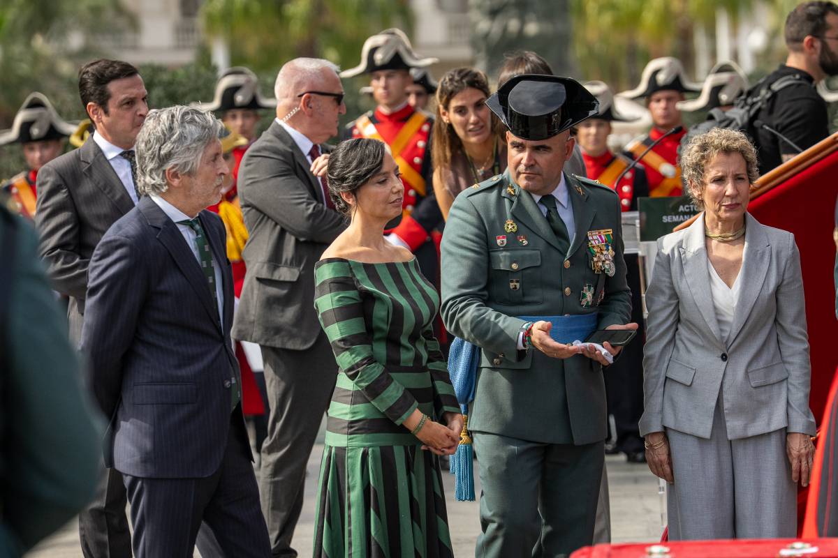 La Guardia Civil desfila por Cádiz: las imágenes de la parada militar