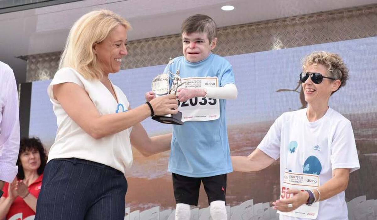 Leo recibiendo un 'Giraldillo'