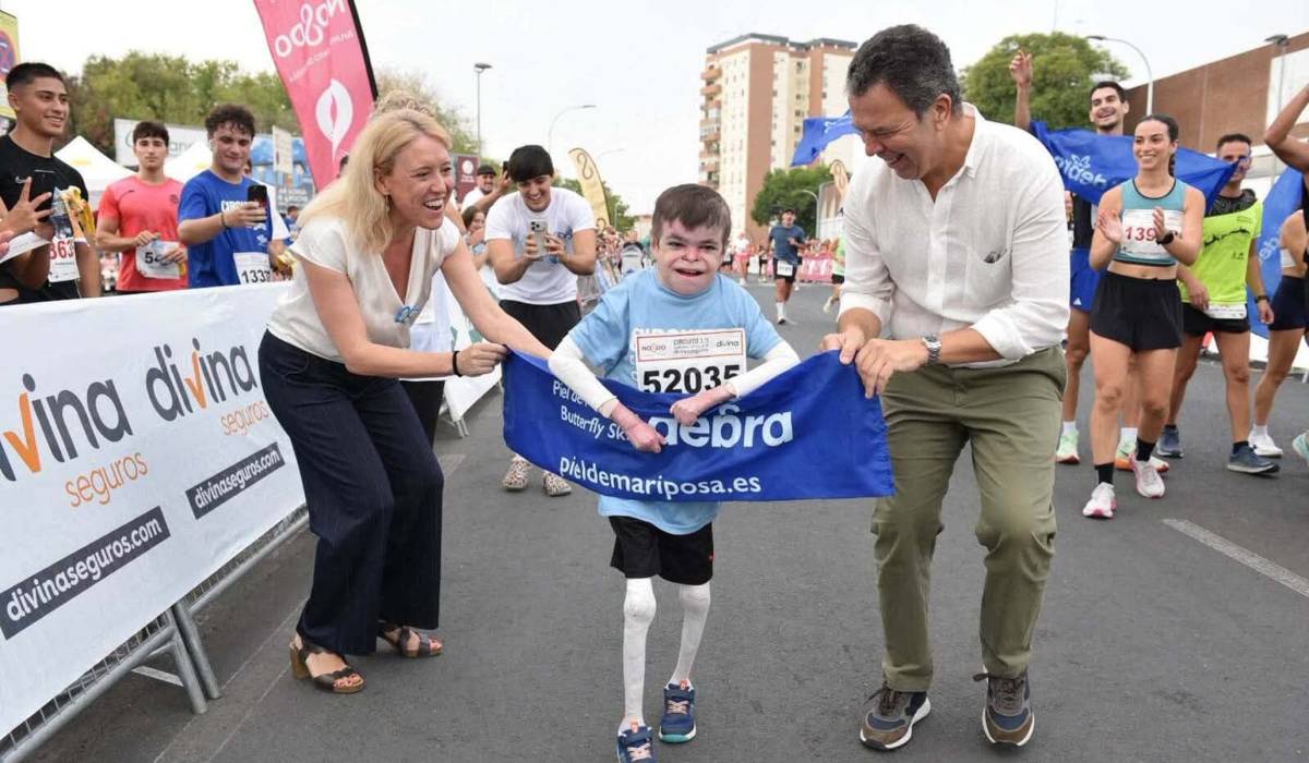 Sevilla reconoce con un 'Giraldillo' a Leo: visibilizar la Piel de Mariposa desde la Carrera Nervión San Pablo