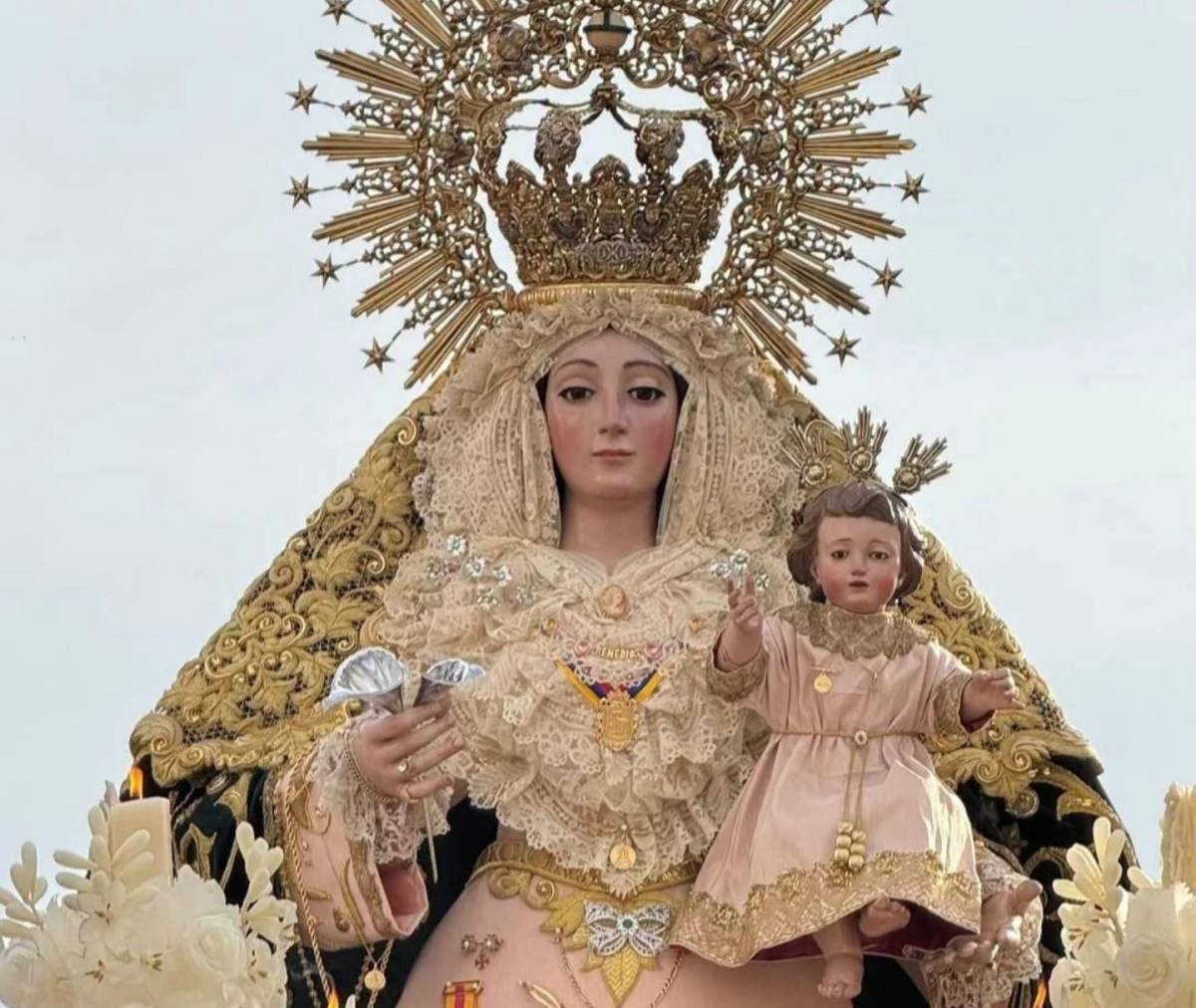 Primer plano de la Virgen de los Remedios hoy, ataviada con saya rosa para el Rosario. - Primer plano de la Virgen de los Remedios hoy, ataviada con saya rosa para el Rosario.