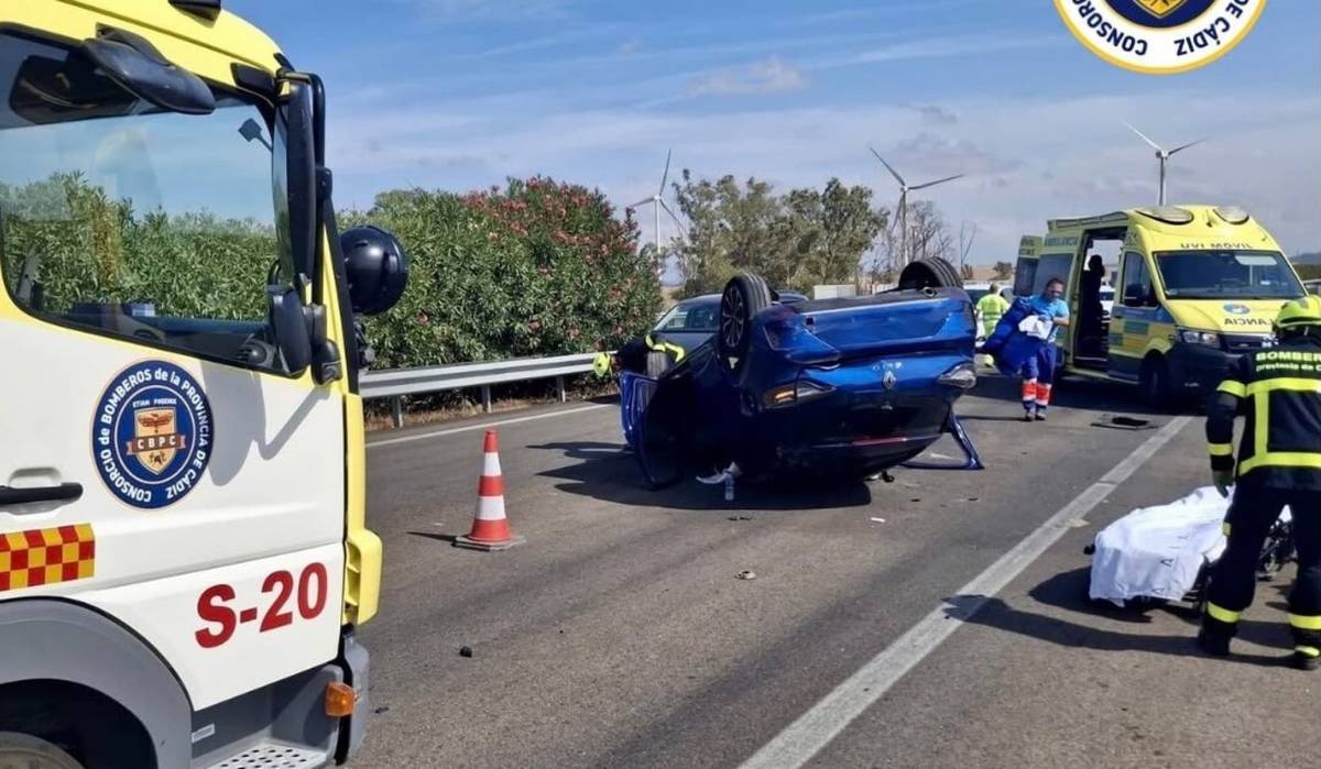 Vuelca un coche en medio de la A-381 tras una colisión a la altura de Medina Sidonia