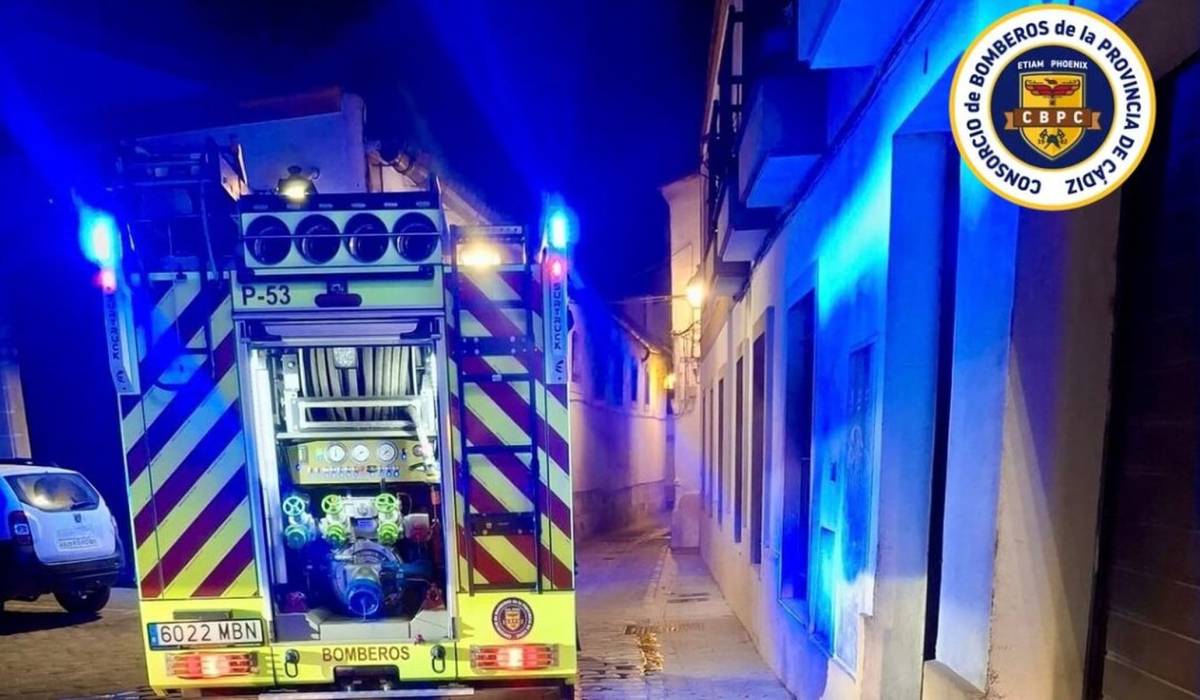 Susto de madrugada en el centro de Jerez: un incendio en una cocina llena de humo una casa