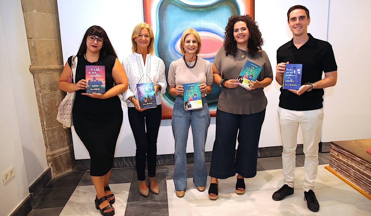 La alcaldesa, junto a Jaime Espinar y Carmen Pina, en la firma de libros de la Feria del Libro este domingo - La alcaldesa, junto a Jaime Espinar y Carmen Pina, en la firma de libros de la Feria del Libro este domingo