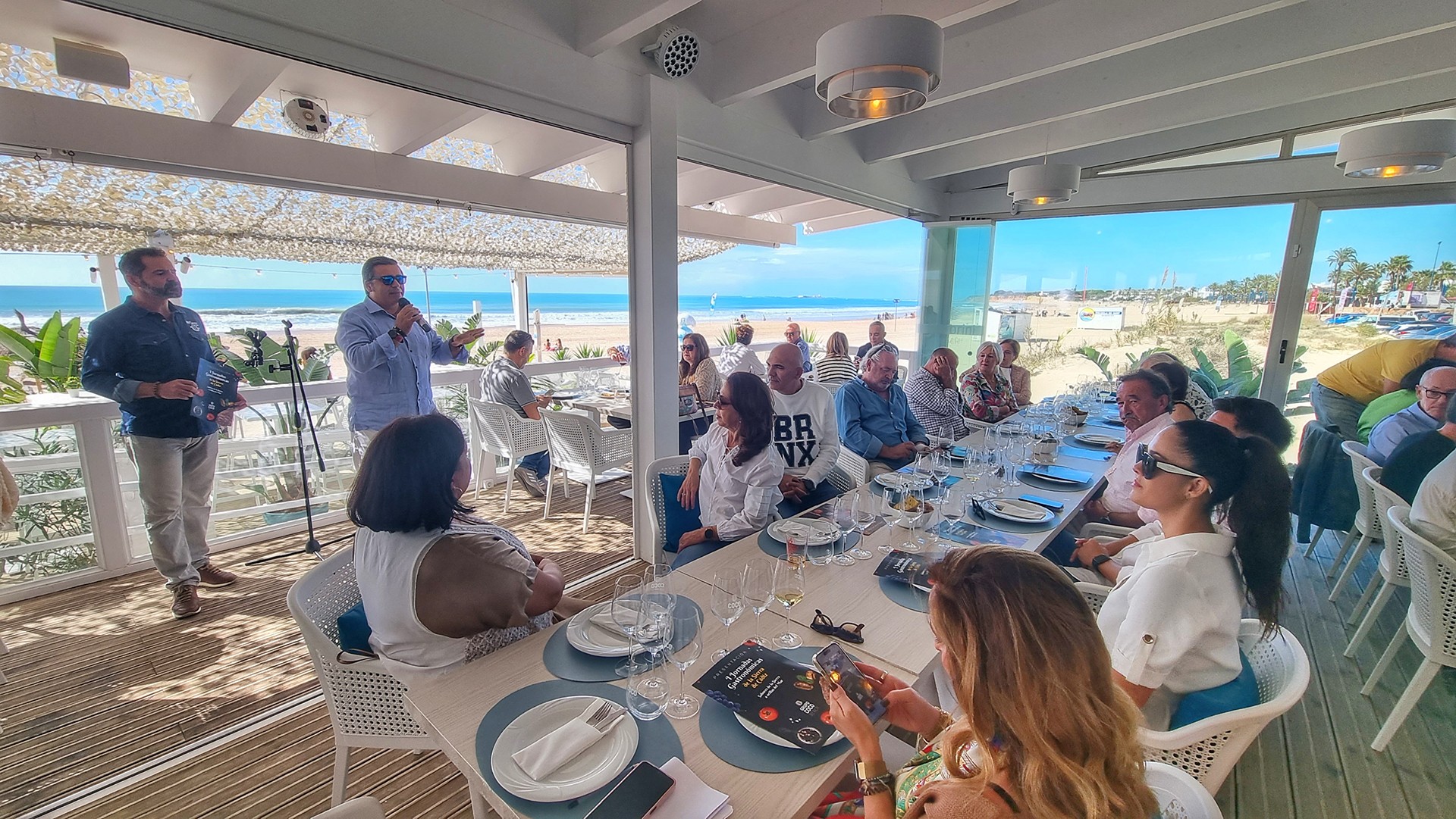 Presentación de las Jornadas Gastrómicas de la Sierra de Cádiz en Santorini Beach en 2023. Foto: Salva Moreno