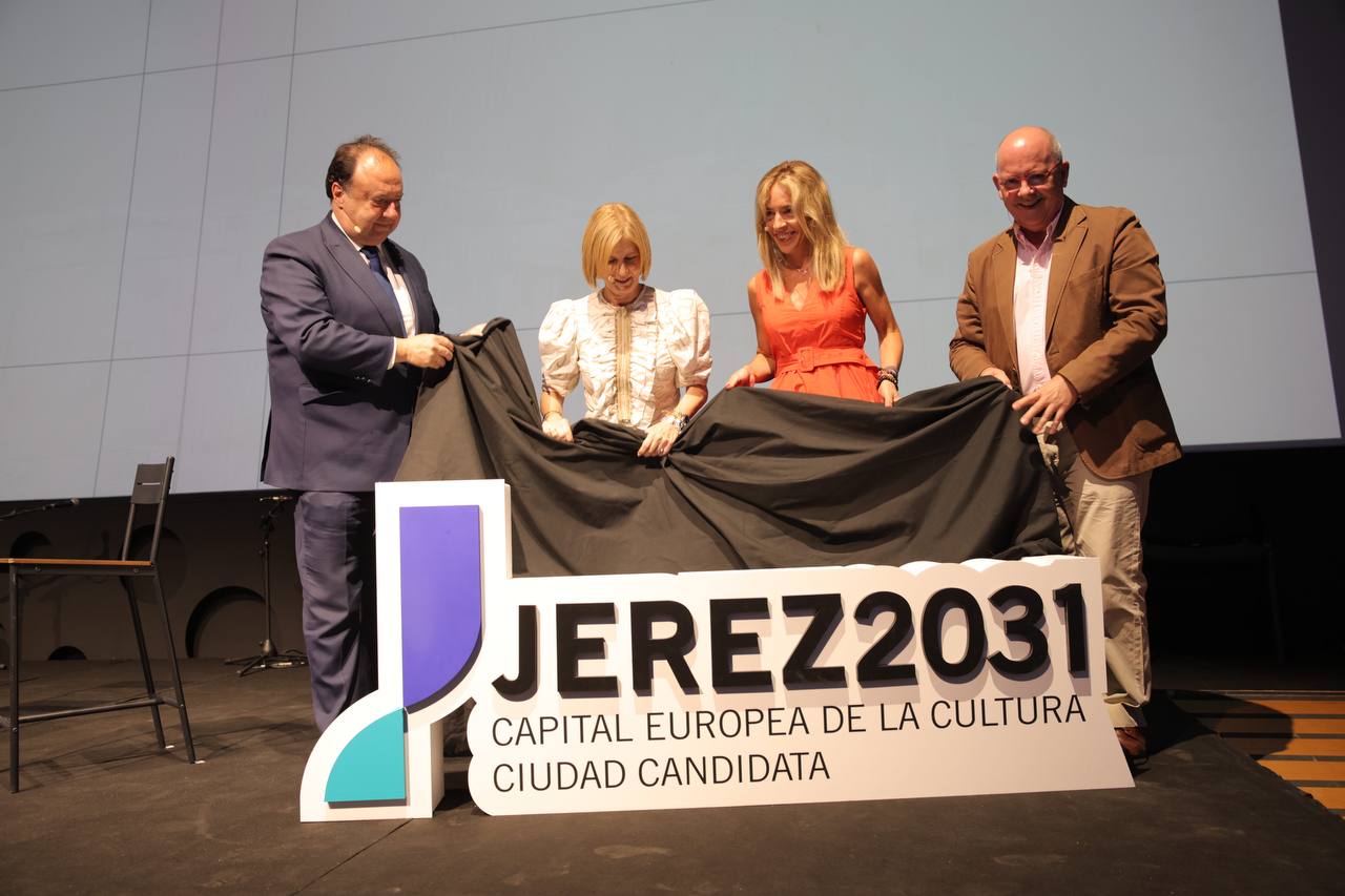 Casimiro Mantell, María José García-Pelayo, Almudena Martínez del Junco y Javier Sánchez Rojas, en la presentación del nuevo logo. - JUAN CARLOS TORO