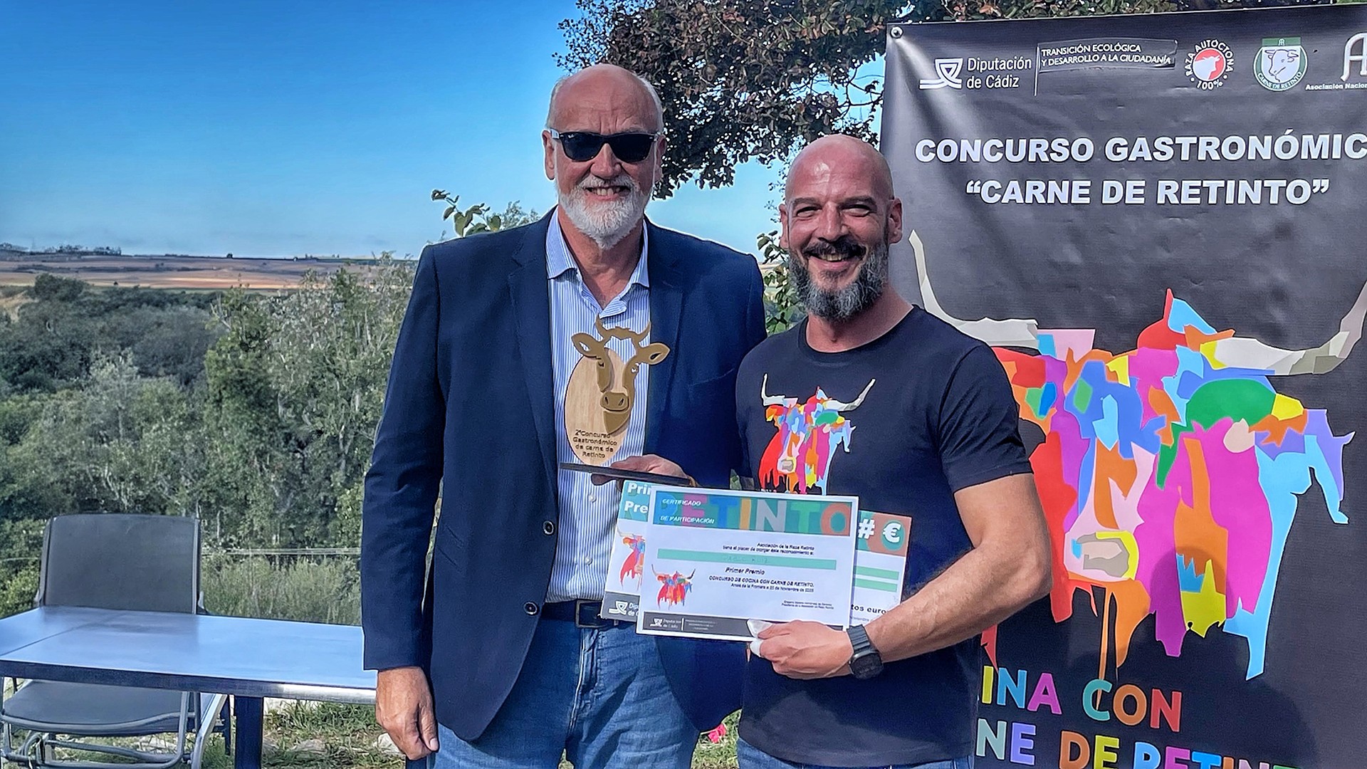 Pablo Ruiz, ganador de Cocina con Carne de Retinta, con el vicepresidente segundo de Diputación, Javier Vidal. Foto: Salva Moreno