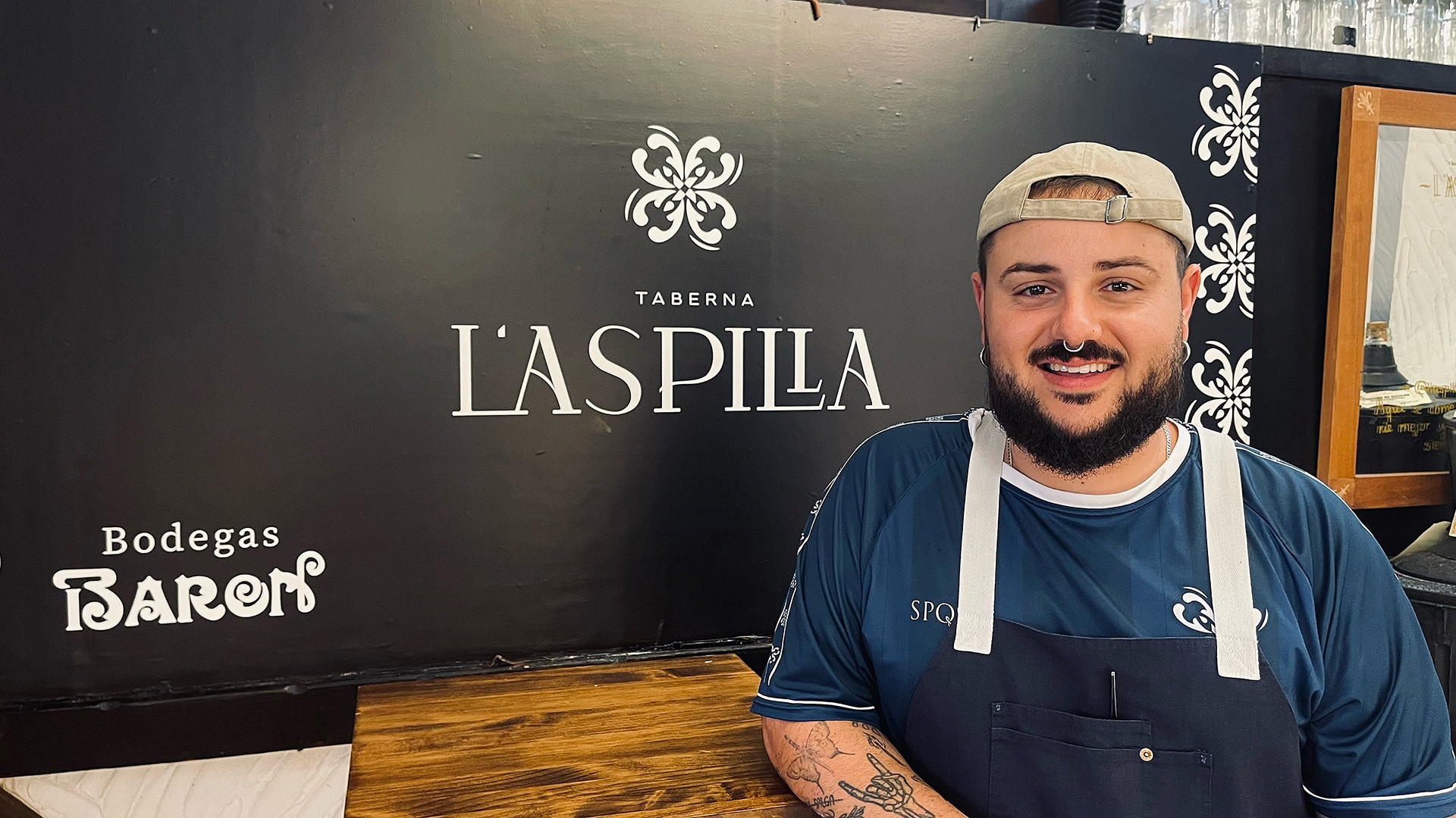 La taberna que reparte alegría, buena brasa y buen vino en el centro de Sanlúcar