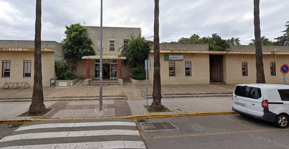 Pánico en un centro de salud de Puerto Real: un paciente armado con dos cuchillos amenaza e insulta a sanitarios