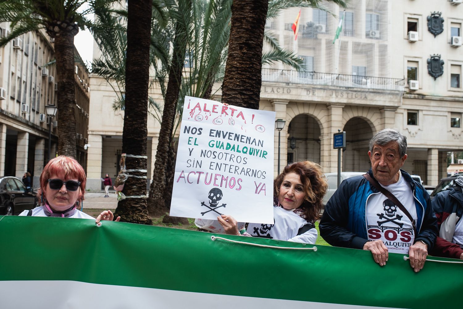Una protesta por los vertidos en el río Guadalquivir en Sevilla. - MAURI BUHIGAS