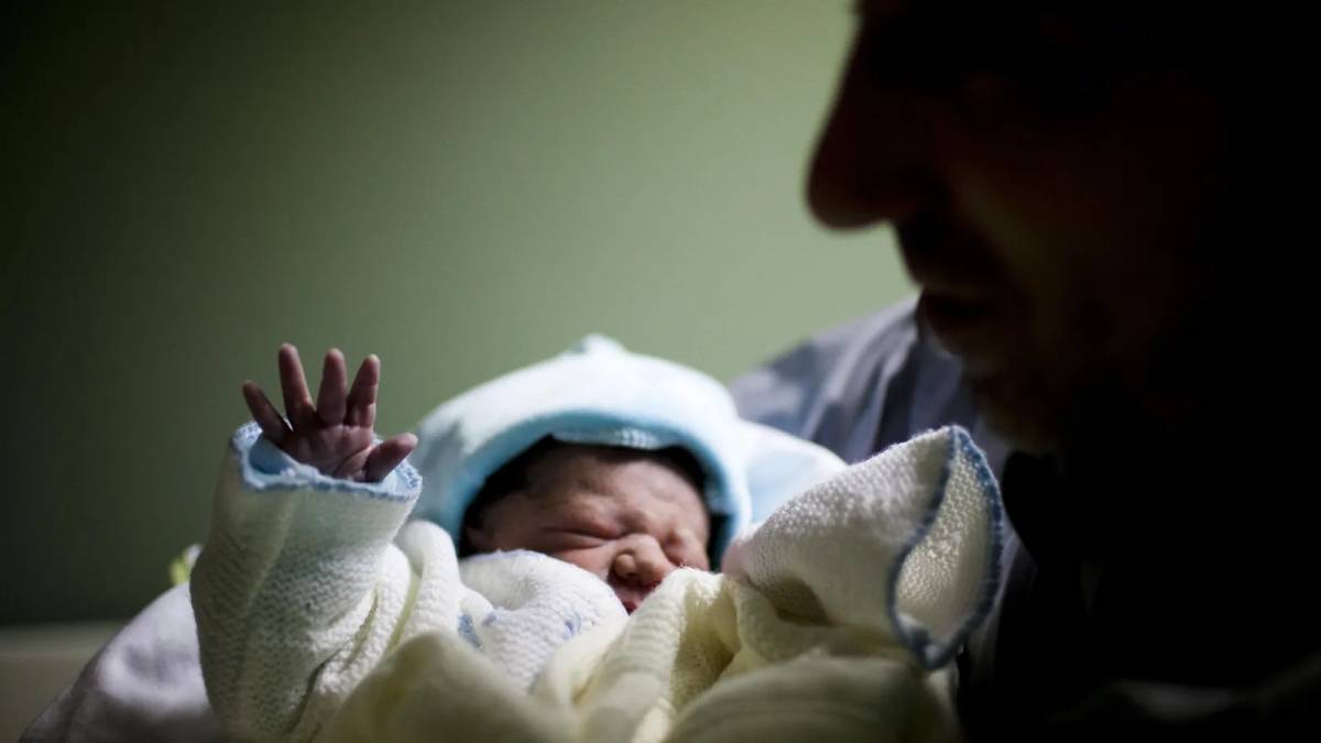 Varapalo judicial a un empleado de la Junta: el TSJA le reconoce siete semanas de permiso parental, pero sin cobrar
