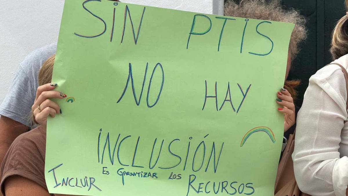 Una pancarta en la puerta del centro educativo de Vejer - Una pancarta en la puerta del centro educativo de Vejer