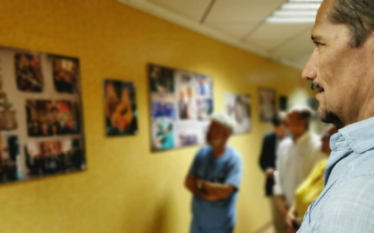 Rodas, de perfil, en una exposición fotográfica. - Rodas, de perfil, en una exposición fotográfica.