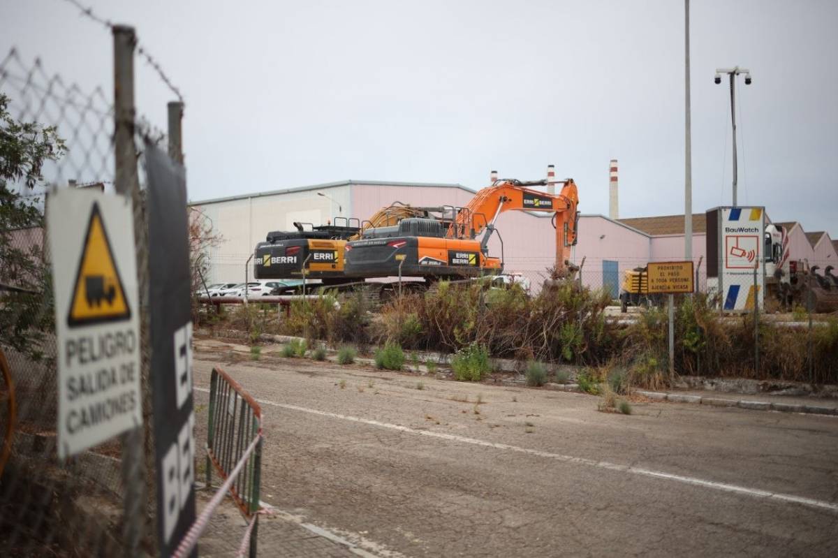 Las máquinas de demolición ya están en la fábrica de botellas de Jerez: ahora sí, adiós a 130 años de historia