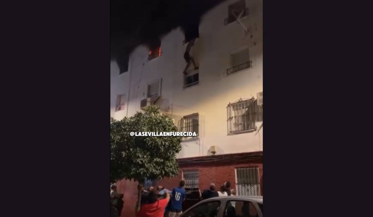 VÍDEO | Un hombre se lanza desde un tercer piso por un fuego en Sevilla y sus vecinos le cogen con mantas para salvar su vida