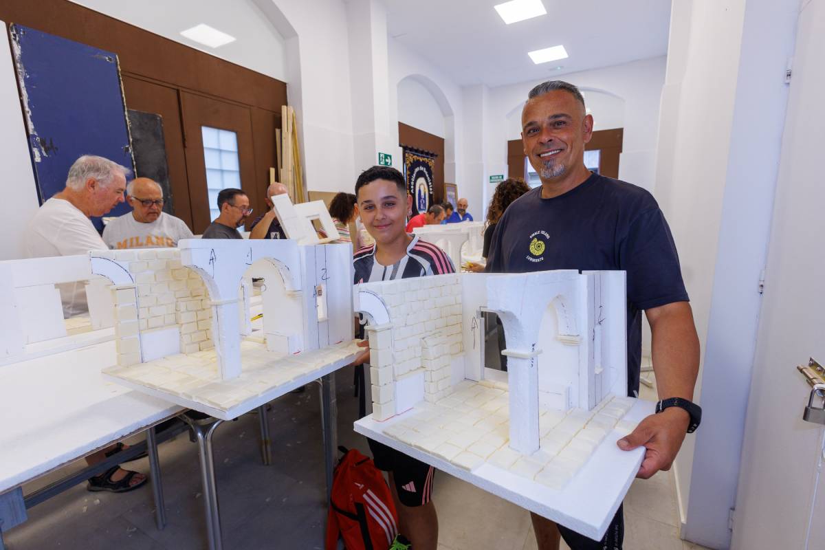 Las manos que fabrican la Navidad en San Fernando: el belenismo tiene relevo generacional