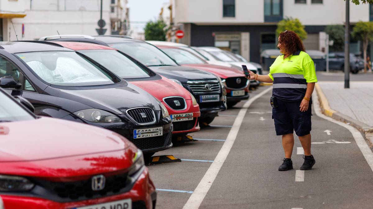 Adiós a la zona azul en San Fernando, una medida insólita en España: casi 700 plazas gratis, controladores al paro y un periodo de prueba
