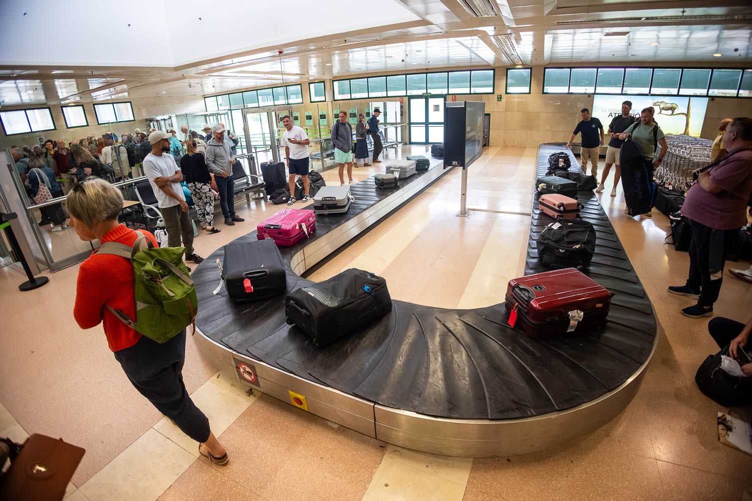 Pasajeros retirando sus equipajes en el Aeropuerto de Jerez. - MANU GARCÍA Pasajeros retirando sus equipajes en el Aeropuerto de Jerez.