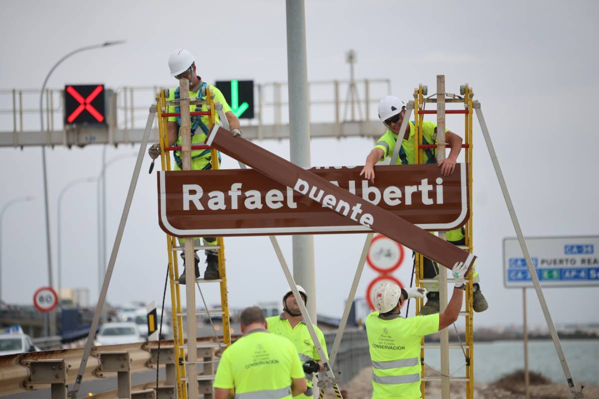El Puente Carranza ya luce su nuevo nombre de Rafael Alberti