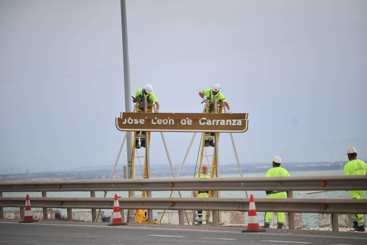 Cambio cartel puente, Rafael Alberti