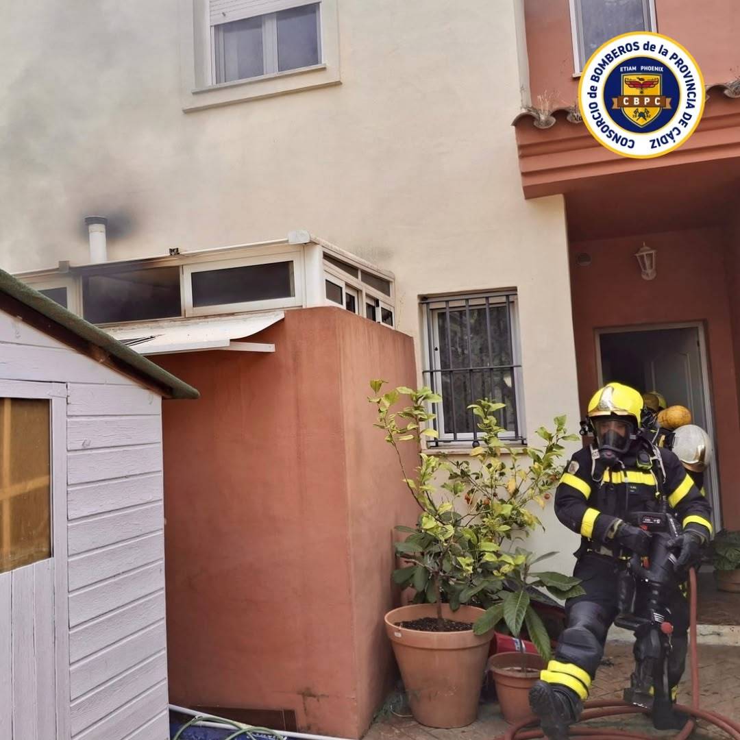 Los bomberos en la extinción del incendio. - Los bomberos en la extinción del incendio.