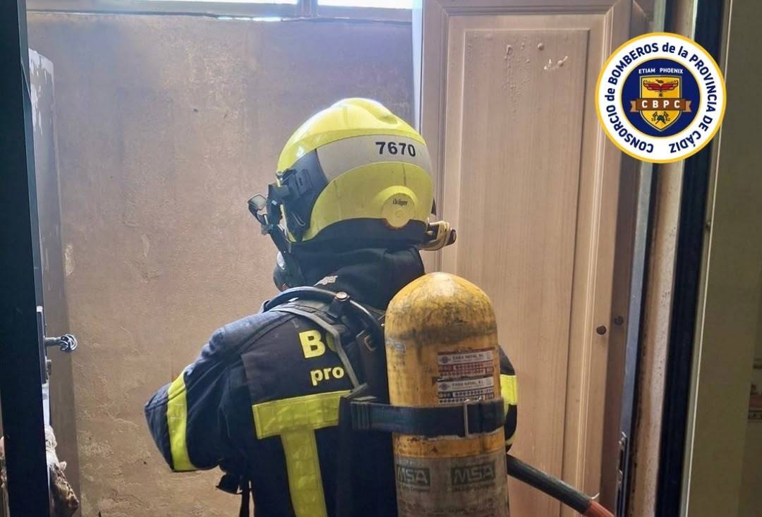 Susto en El Puerto: una vivienda sale ardiendo y varios aerosoles provocan explosiones dentro