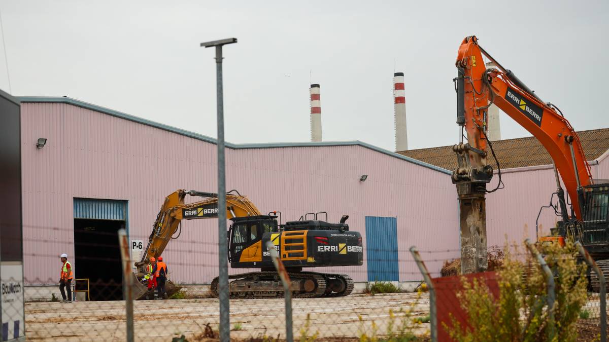 Comienza la demolición de la fábrica de botellas con las chimeneas, de momento, a salvo: los técnicos son tajantes