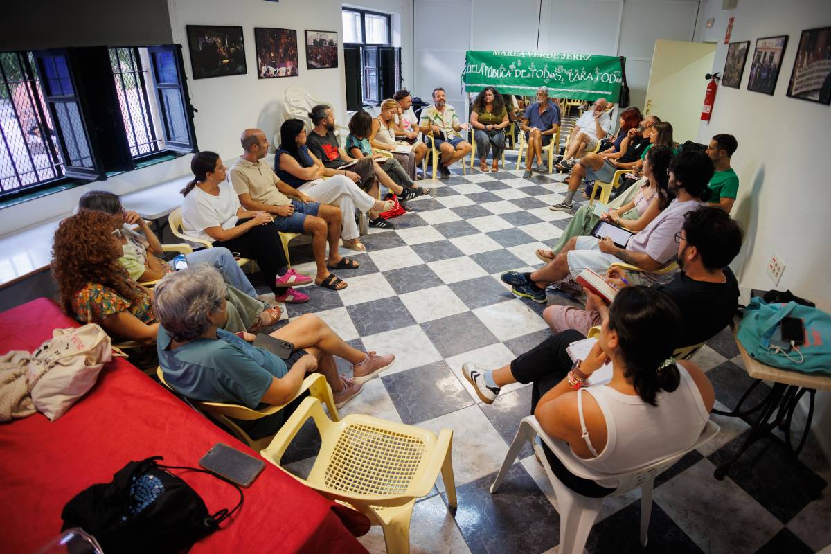 Una asamblea insólita de Marea Verde en una asociación vecinal de Jerez: "Siempre nos reunimos en centros educativos"