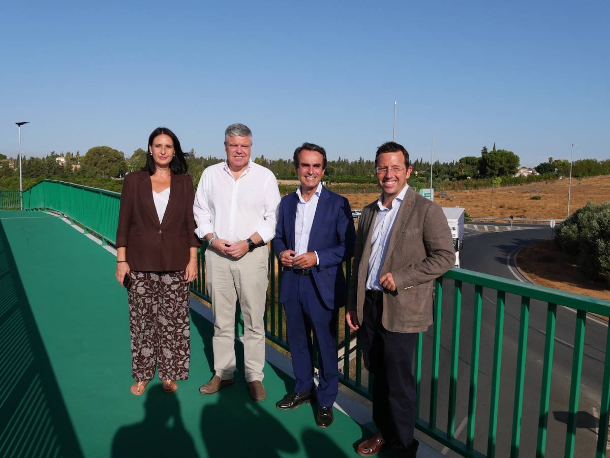 La nueva pasarela ciclopeatonal que conecta con las urbanizaciones El Campillo, El Rosal y Los Claveles en Mairena del Alcor. - La nueva pasarela ciclopeatonal que conecta con las urbanizaciones El Campillo, El Rosal y Los Claveles en Mairena del Alcor.