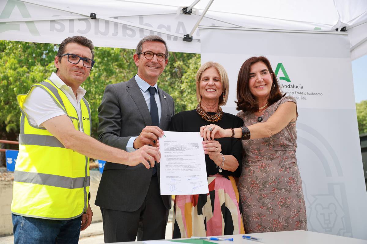 Los consejeros Jorge Paradela y Rocío Blanco, en la primera piedra del Centro de Referencia Aeroespacial de Andalucía. - Los consejeros Jorge Paradela y Rocío Blanco, en la primera piedra del Centro de Referencia Aeroespacial de Andalucía.