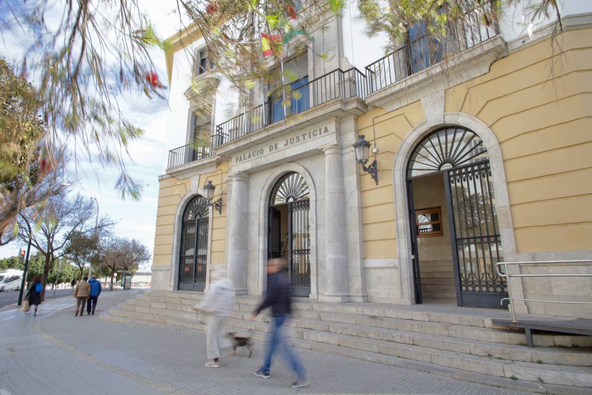 La 'cómoda' vida con apenas 600 días cotizados mientras movía miles de euros en un Jeep o una embarcación: condenado con su pareja, absuelto su padre