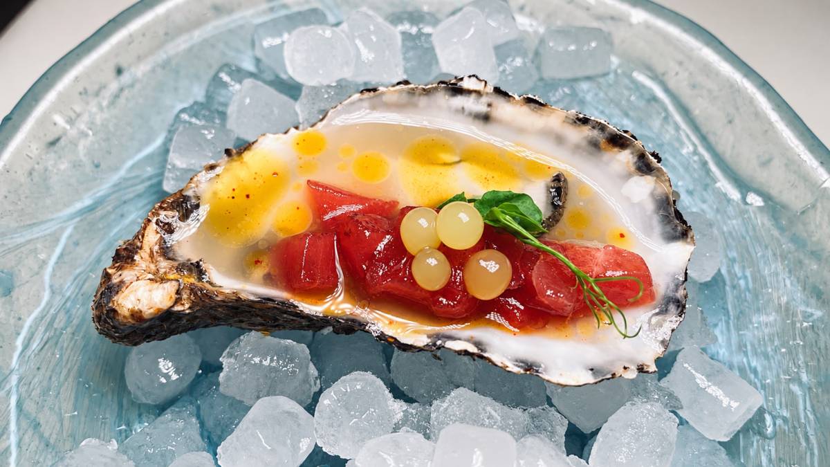 Ostra de Conil con tartar de atún.