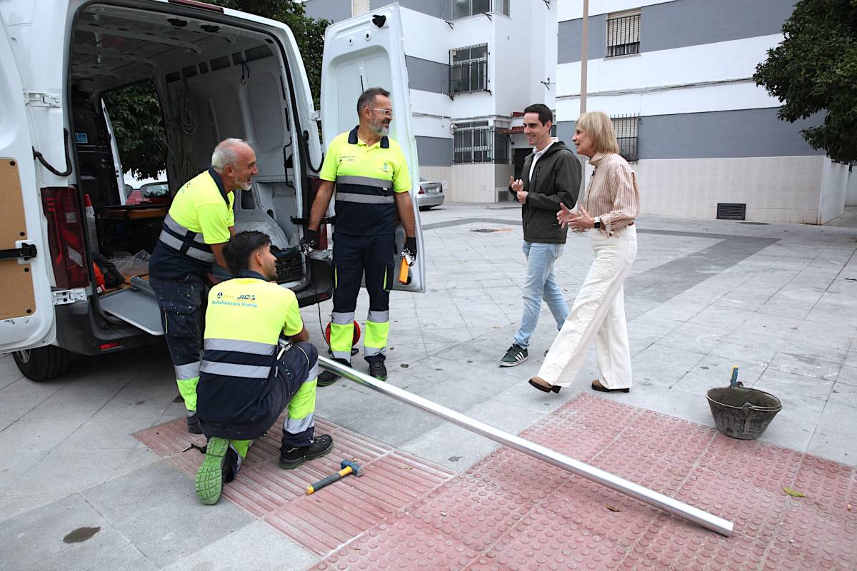 La alcaldesa y Jaime Espinar, en la avenida del Mosto. - La alcaldesa y Jaime Espinar, en la avenida del Mosto.