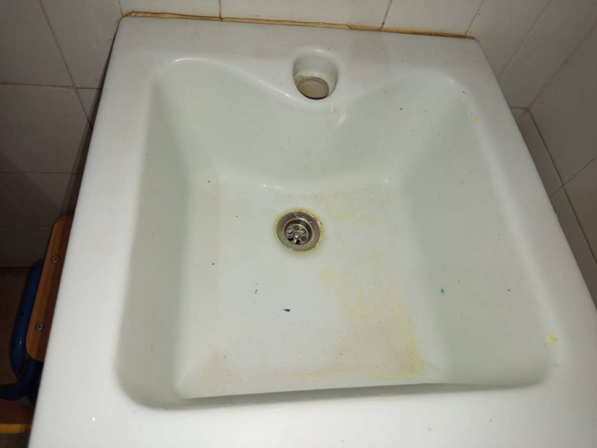 Lavabos sucios. - Lavabos sucios.