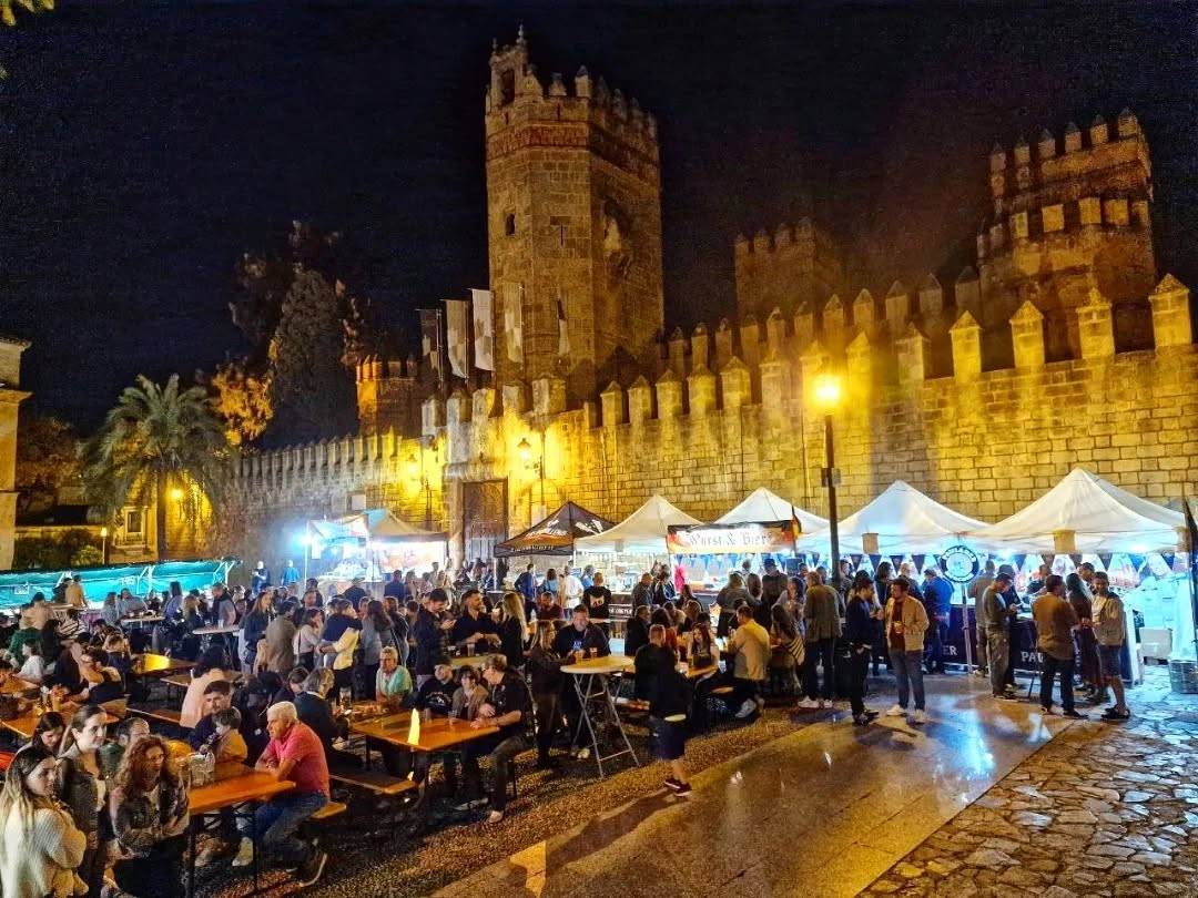 Oktoberfest en El Puerto: 24 grifos de cerveza, comida alemana y conciertos gratis este fin de semana en la Plaza del Castillo