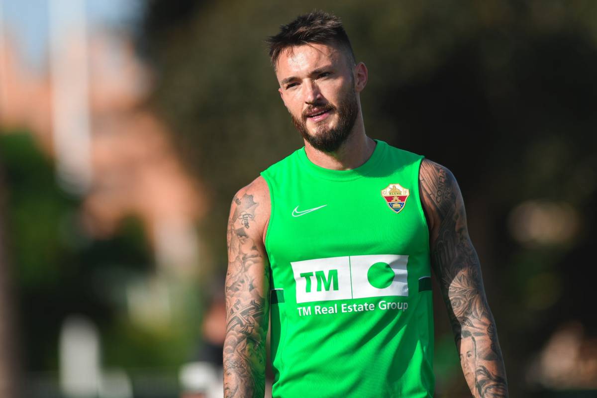 El futbolista del Elche detenido lanza un comunicado junto a su mujer tras quedar en libertad: 