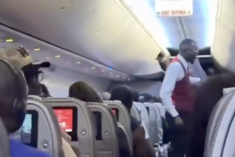Muere un pasajero en pleno vuelo tras intentar entrar en la cabina y abrir una puerta del avión