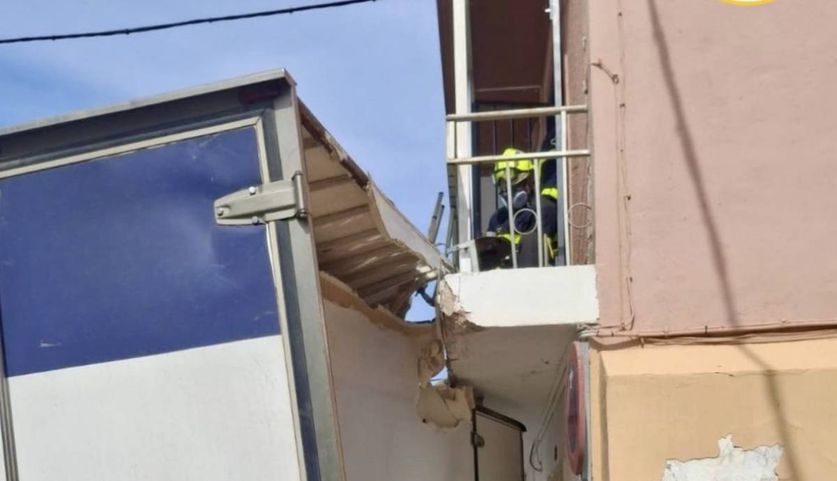 Complejísima maniobra de Bomberos en El Puerto: un camión queda encastrado tras impactar con un balcón