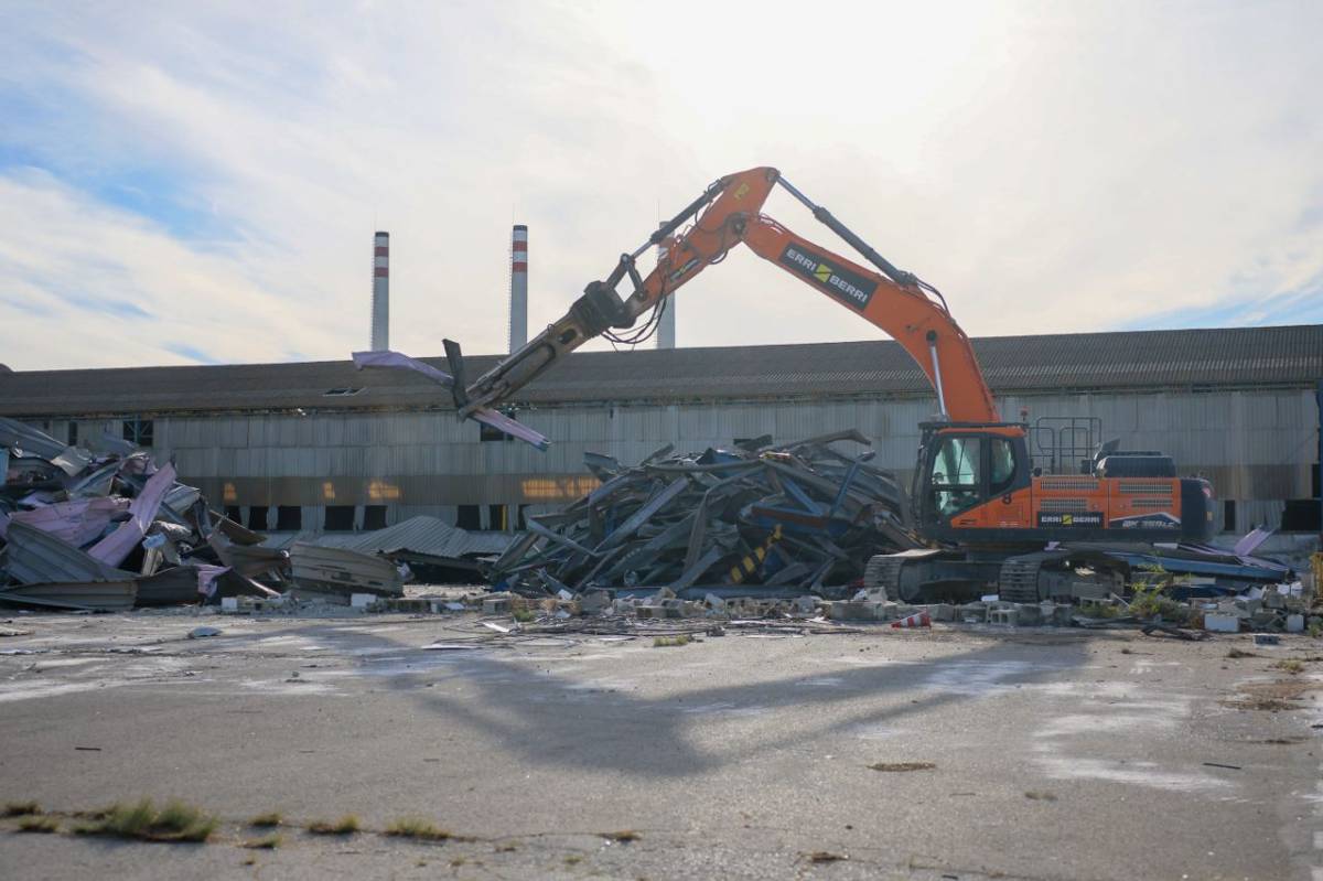 Maquinaria de Erri Berri, durante los trabajos de derribo de la fábrica de botellas.
