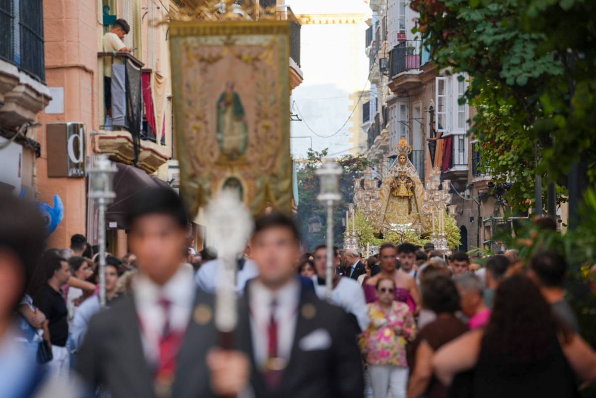 Así ha sido el reencuentro de Cádiz con su Patrona: las mejores imágenes de la procesión de la Virgen del Rosario